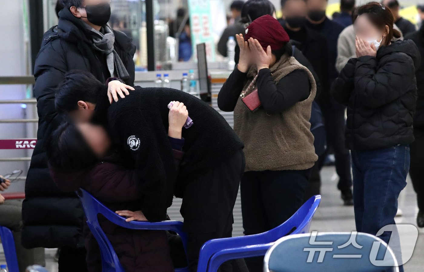 제주항공 여객기 충돌 폭발 사고 이튿날인 30일 오전 전남 무안국제공항 대합실에서 유가족들이 슬픔에 잠겨 있다. &#40;공동취재&#41; 2024.12.30/뉴스1 ⓒ News1 김성진 기자