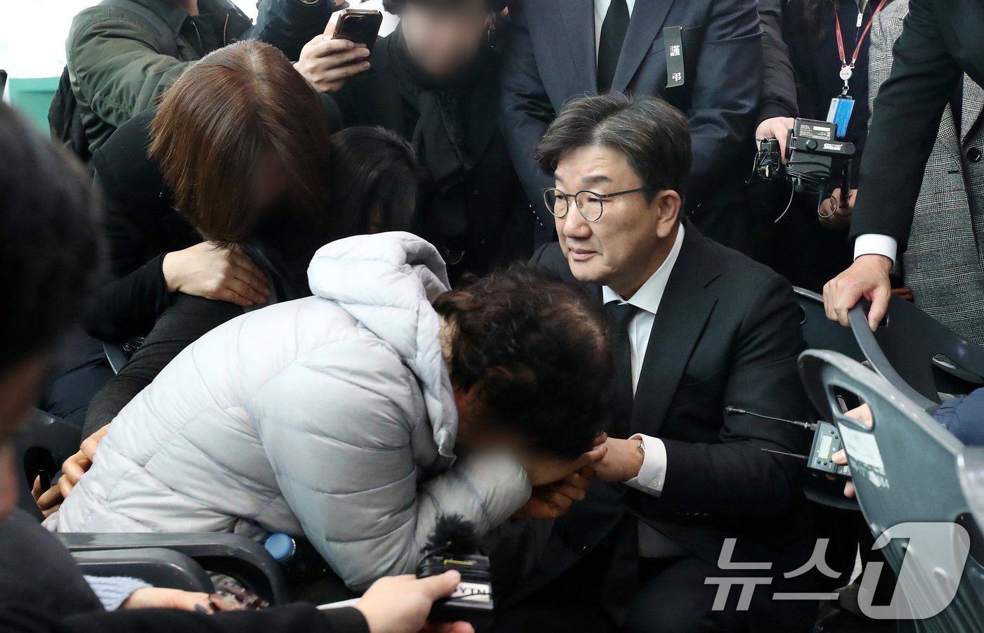 본문 이미지 - 권성동 국민의힘 대표 권한대행 겸 원내대표가 30일 오전 전남 무안국제공항을 찾아 제주항공 여객기 사고 희생자 유가족을 위로하고 있다. (공동취재) 2024.12.30/뉴스1 ⓒ News1 김성진 기자