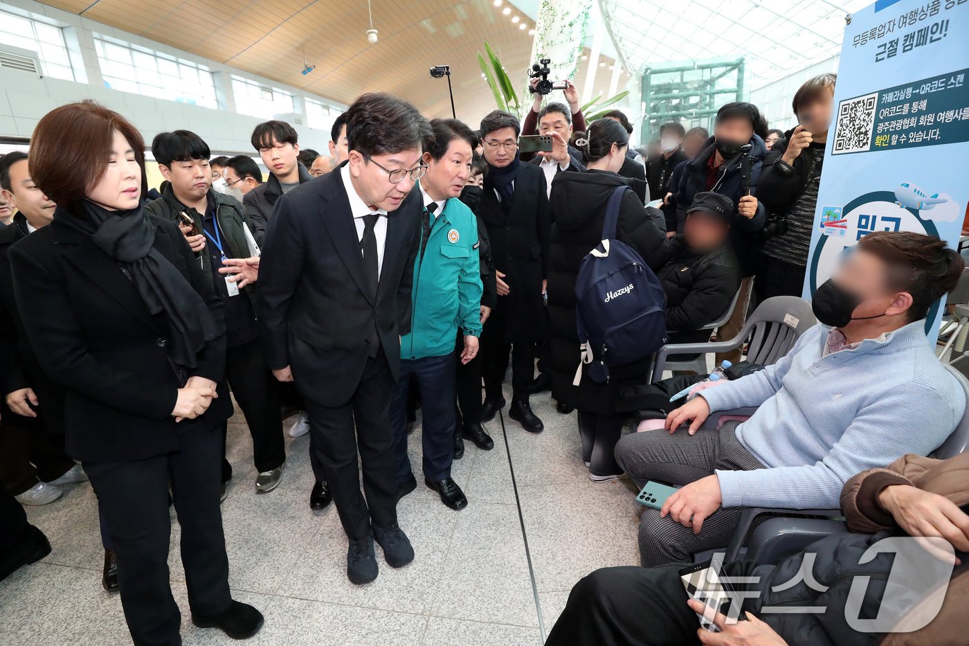 권성동 국민의힘 대표 권한대행 겸 원내대표가 30일 오전 전남 무안국제공항을 찾아 제주항공 여객기 사고 희생자 유가족들에게 고개숙여 인사하고 있다. &#40;공동취재&#41; 2024.12.30/뉴스1 ⓒ News1 김성진 기자