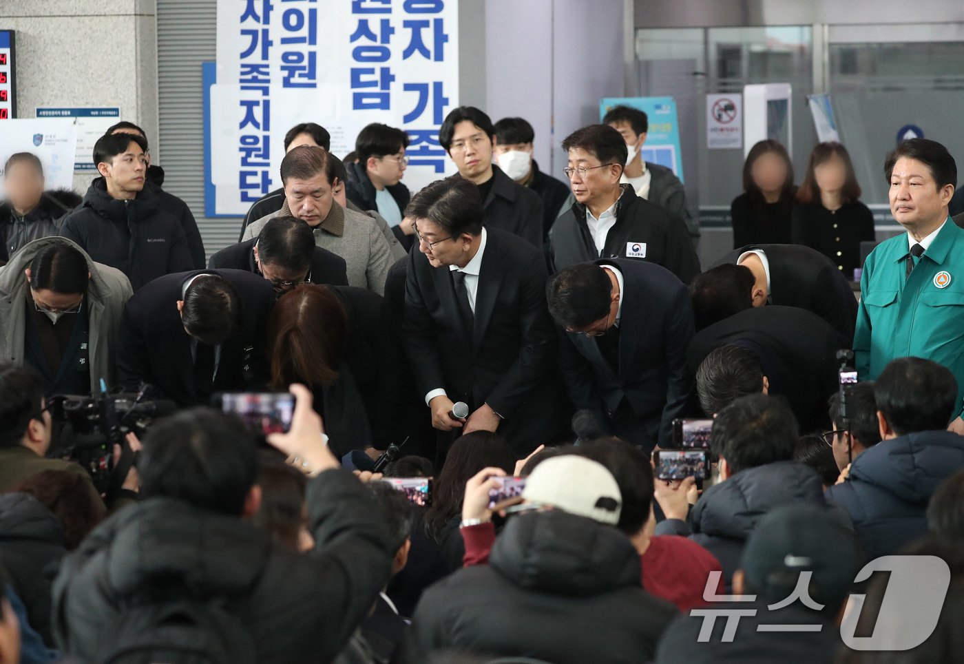 본문 이미지 - 권성동 국민의힘 대표 권한대행 겸 원내대표가 30일 오전 전남 무안국제공항을 찾아 제주항공 여객기 사고 희생자 유가족에게 고개숙여 인사하고 있다. (공동취재) 2024.12.30/뉴스1 ⓒ News1 김성진 기자