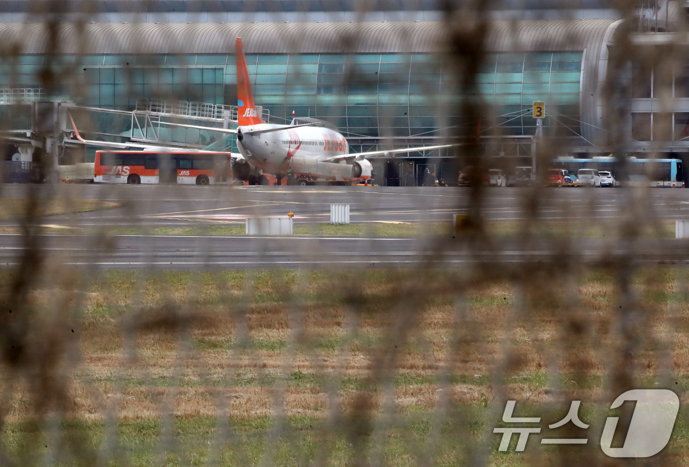 (제주=뉴스1) 오현지 기자 = 무안국제공항 제주항공 참사 이틀째인 30일 오전 제주국제공항에서 제주항공 여객기가 이륙 준비를 하고 있다. 2024.12.30/뉴스1