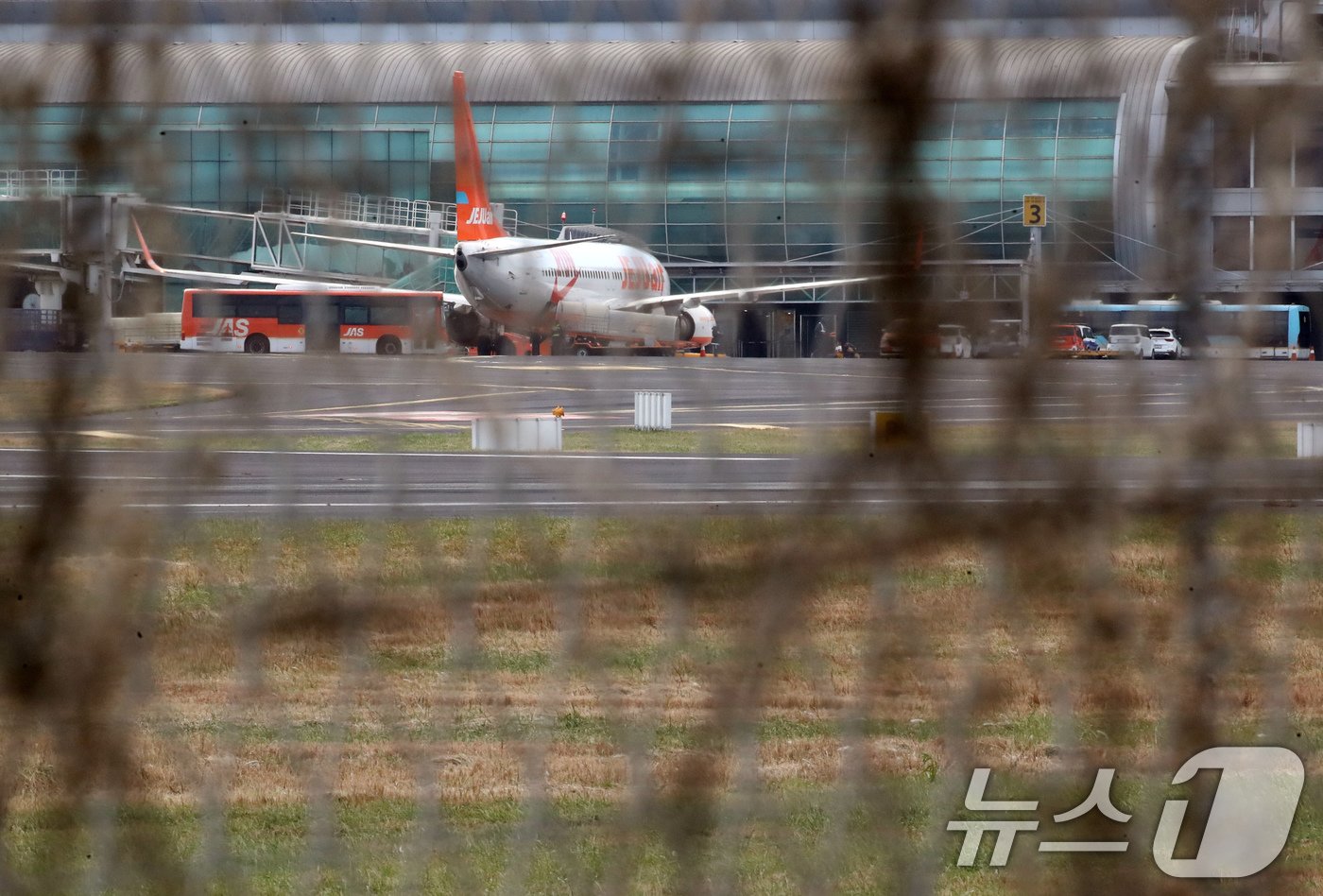 무안국제공항 제주항공 참사 이틀째인 30일 오전 제주국제공항에서 제주항공 여객기가 이륙 준비를 하고 있다. 2024.12.30/뉴스1 ⓒ News1 오현지 기자