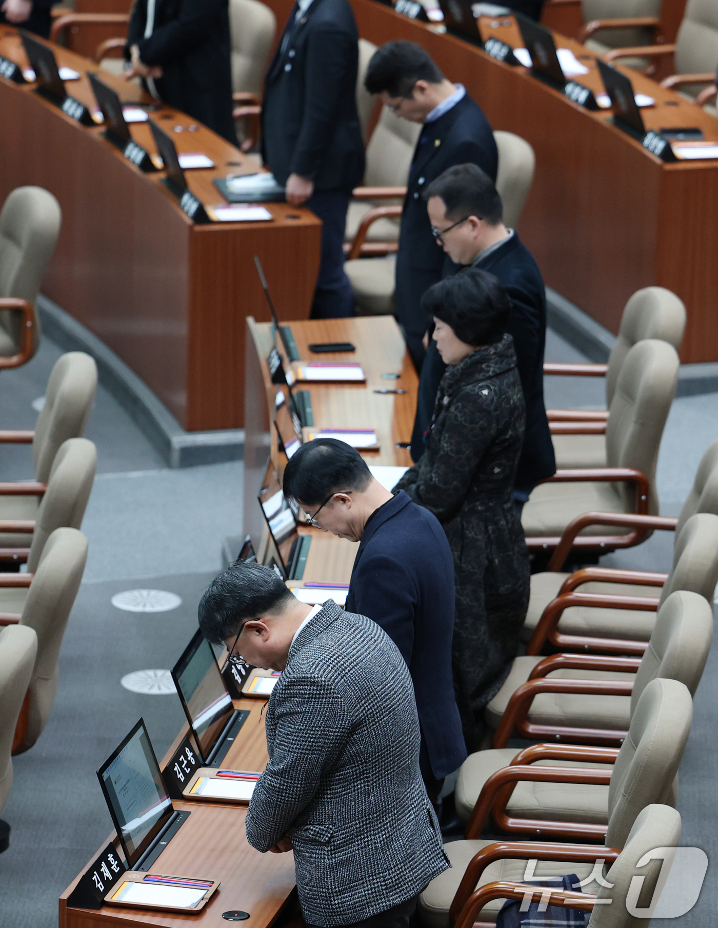 (수원=뉴스1) 김영운 기자 = 30일 오전 경기 수원시 영통구 경기도의회 본회의장에서 열린 '제381회 임시회 제1차 본회의'에 앞서 경기도의회 의원들이 제주항공 여객기 참사 희 …