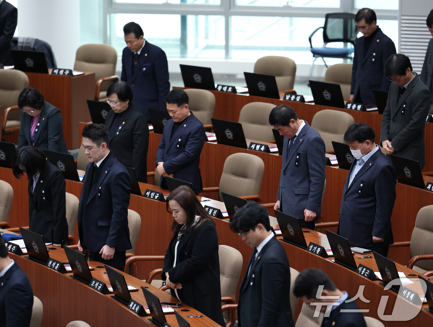 (수원=뉴스1) 김영운 기자 = 30일 오전 경기 수원시 영통구 경기도의회 본회의장에서 열린 '제381회 임시회 제1차 본회의'에 앞서 경기도의회 의원들이 제주항공 여객기 참사 희 …