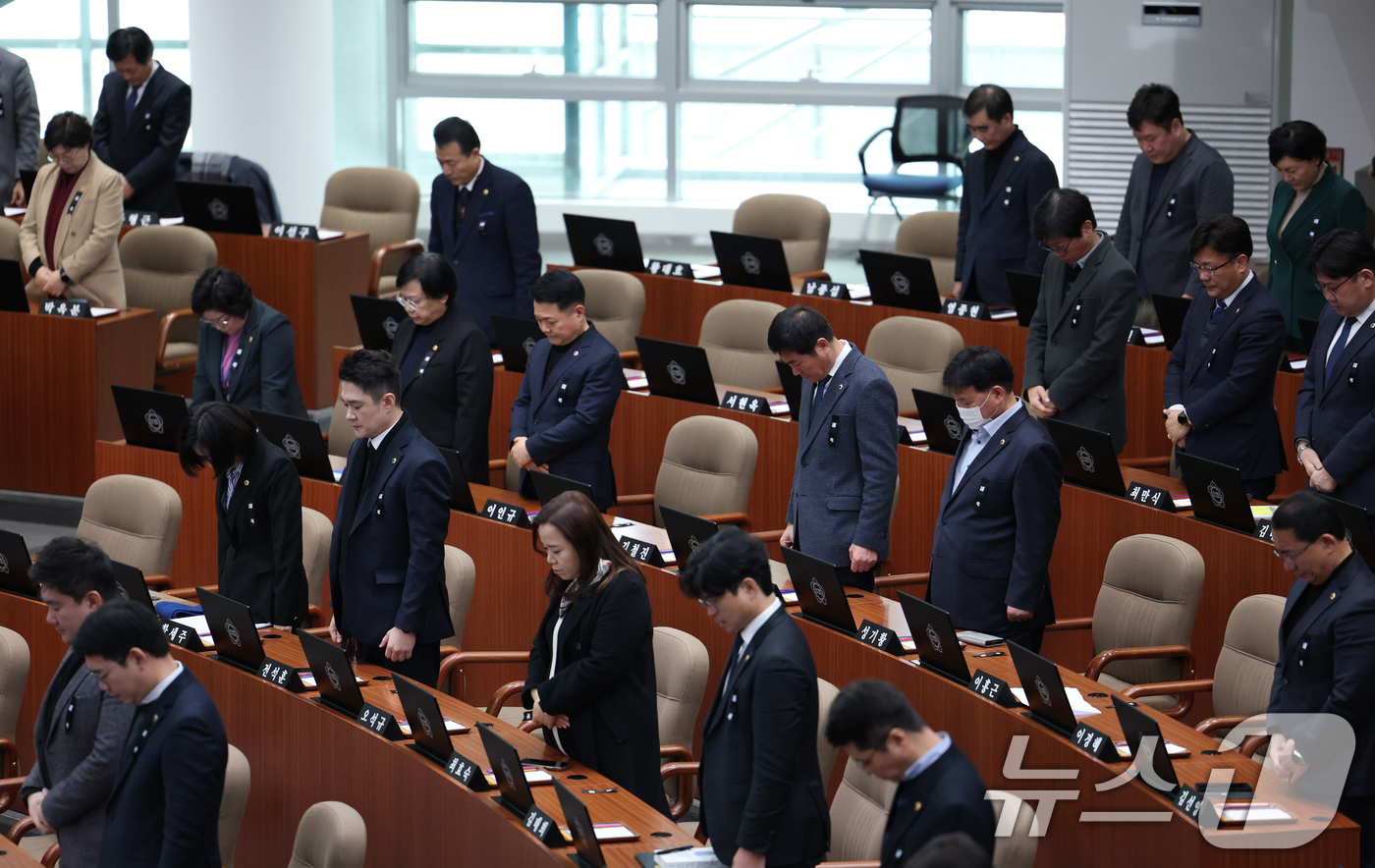 (수원=뉴스1) 김영운 기자 = 30일 오전 경기 수원시 영통구 경기도의회 본회의장에서 열린 '제381회 임시회 제1차 본회의'에 앞서 경기도의회 의원들이 제주항공 여객기 참사 희 …