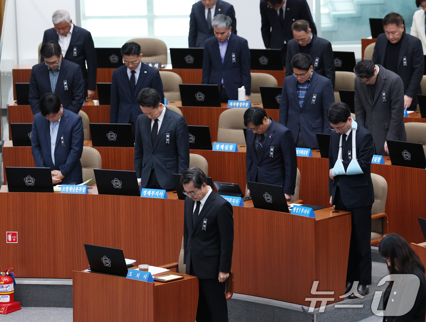 (수원=뉴스1) 김영운 기자 = 김동연 경기도지사와 도청 실국장들이 30일 오전 경기 수원시 영통구 경기도의회 본회의장에서 열린 '제381회 임시회 제1차 본회의'에 앞서 애도 리 …