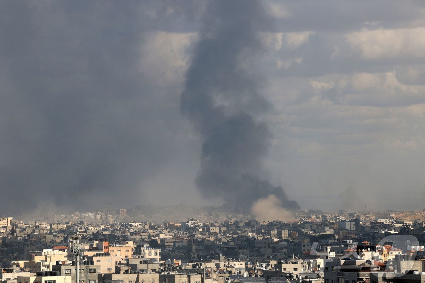 (가자 AFP=뉴스1) 우동명 기자 = 29일(현지시간) 팔레스타인 가자 지구에서 하마스와 전쟁 중인 이스라엘 군의 포격을 받아 검은 연기가 솟아 오르고 있다. 2024.12.30 …