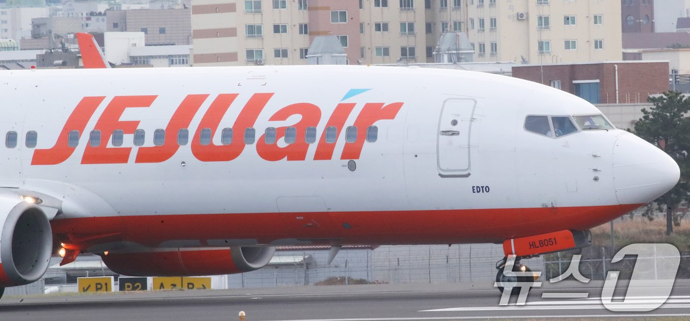 본문 이미지 - 제주국제공항에서 제주항공 항공기가 이륙준비를 하고 있다. /뉴스1 ⓒ News1 오현지 기자