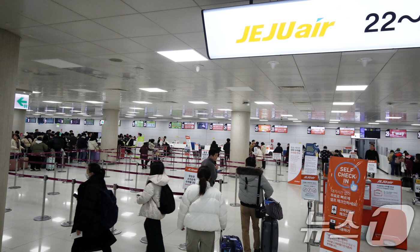본문 이미지 - 무안국제공항 제주항공 참사 이틀째인 30일 오전 제주국제공항 국내선 출발장에서 제주항공 탑승객들이 탑승 수속을 하고 있다. 2024.12.30/뉴스1 ⓒ News1 오현지 기자