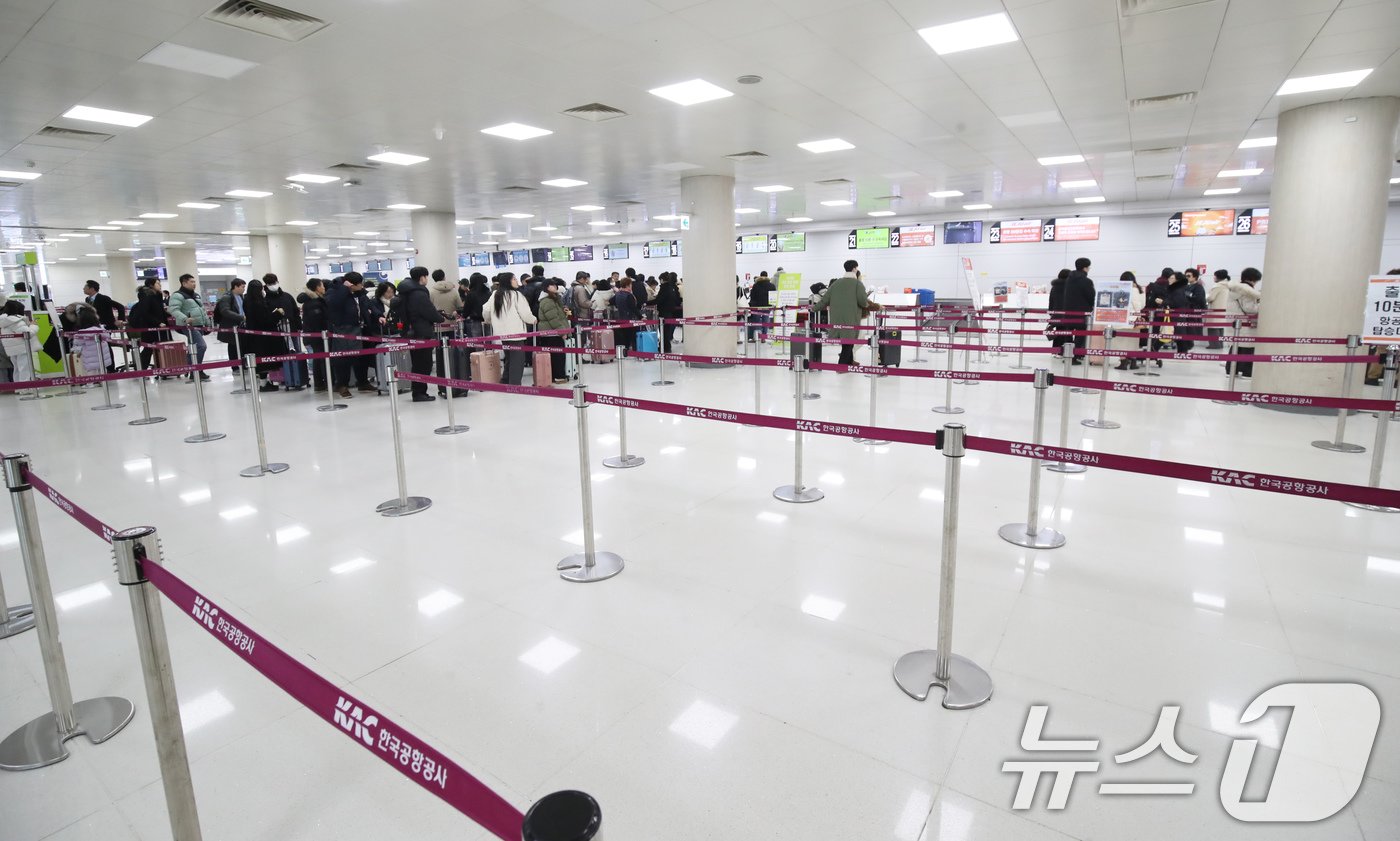 무안국제공항 제주항공 참사 이틀째인 30일 오전 제주국제공항 국내선 출발장에서 탑승객들이 탑승 수속을 하고 있다. 2024.12.30/뉴스1 ⓒ News1 오현지 기자