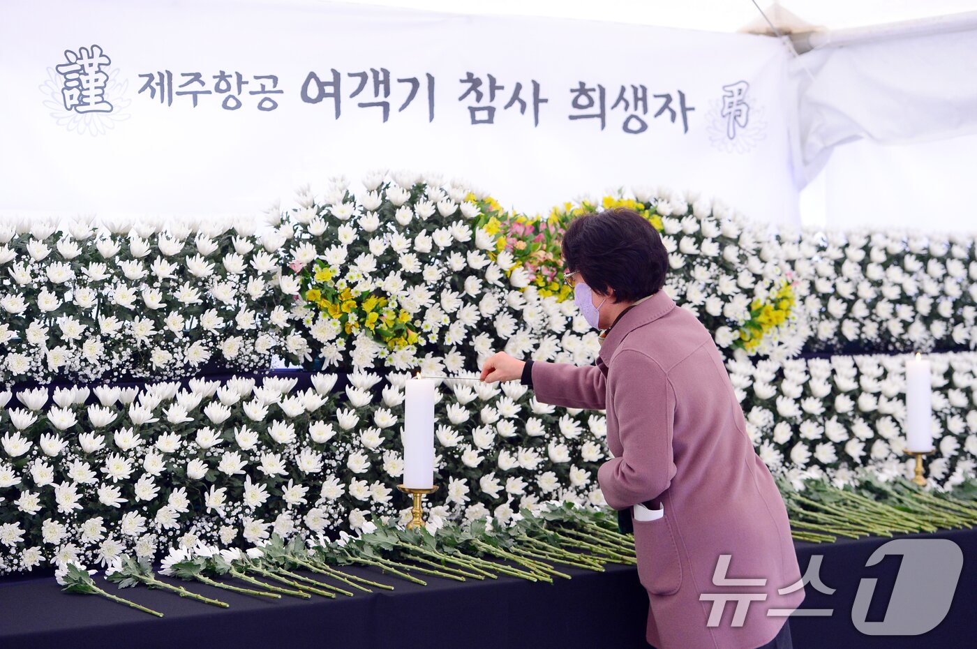 본문 이미지 - 30일 오전 광주 동구 5·18민주광장에 설치된 제주항공 여객기 참사 희생자 합동분향소에 시민들의 발걸음이 이어지고 있다. 2024.12.30/뉴스1 ⓒ News1 이승현 기자