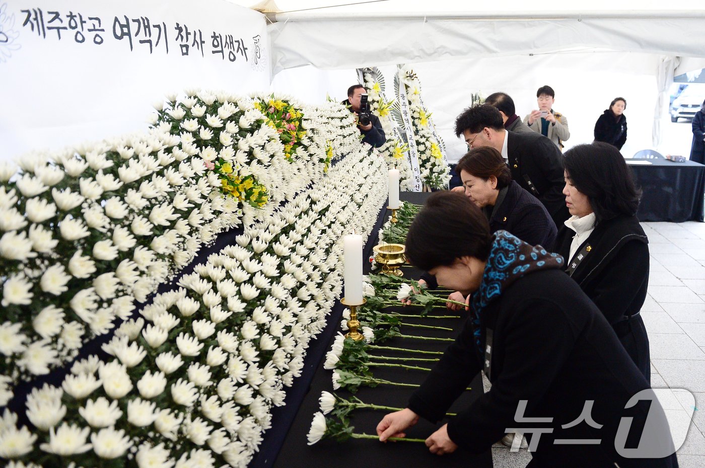 30일 오전 광주 동구 5·18민주광장에 설치된 제주항공 여객기 참사 희생자 합동분향소에 광주시의회 관계자들의 발걸음이 이어지고 있다. 2024.12.30/뉴스1 ⓒ News1 이승현 기자