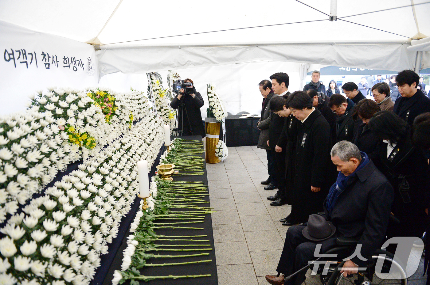 (광주=뉴스1) 이승현 기자 = 30일 오전 광주 동구 5·18민주광장에 설치된 제주항공 여객기 참사 희생자 합동분향소에서 광주시의회 의원들이 추모 인사를 하고 있다. 2024.1 …