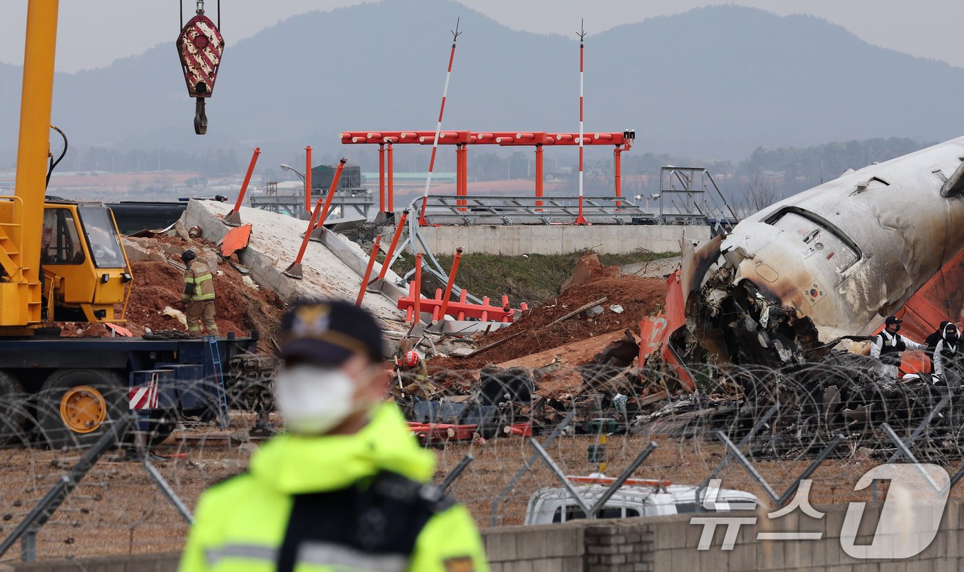 본문 이미지 - 30일 오전 전남 무안국제공항에 콘크리트 재질 방위각 시설이 전날 제주항공 여객기와의 충돌 여파로 파손돼 있다. 국토교통부는 제주항공 여객기 사고의 피해 규모를 키운 것으로 지적되는 활주로 인근의 콘크리트 재질 둔덕과 관련해 "다른 국내 공항에도 설치된 것＂이라고 설명했다. 2024.12.30/뉴스1 ⓒ News1 김성진 기자