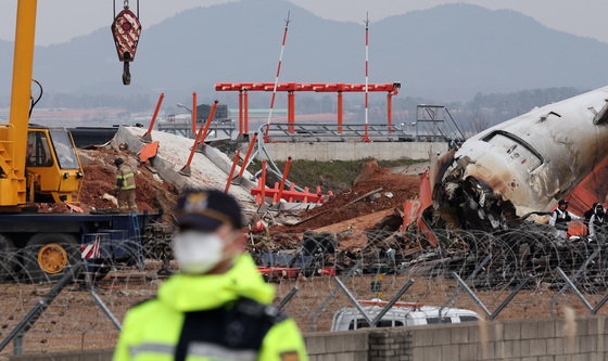감사원 "무안공항 콘크리트 둔덕, 공사비 아끼려고 설치"