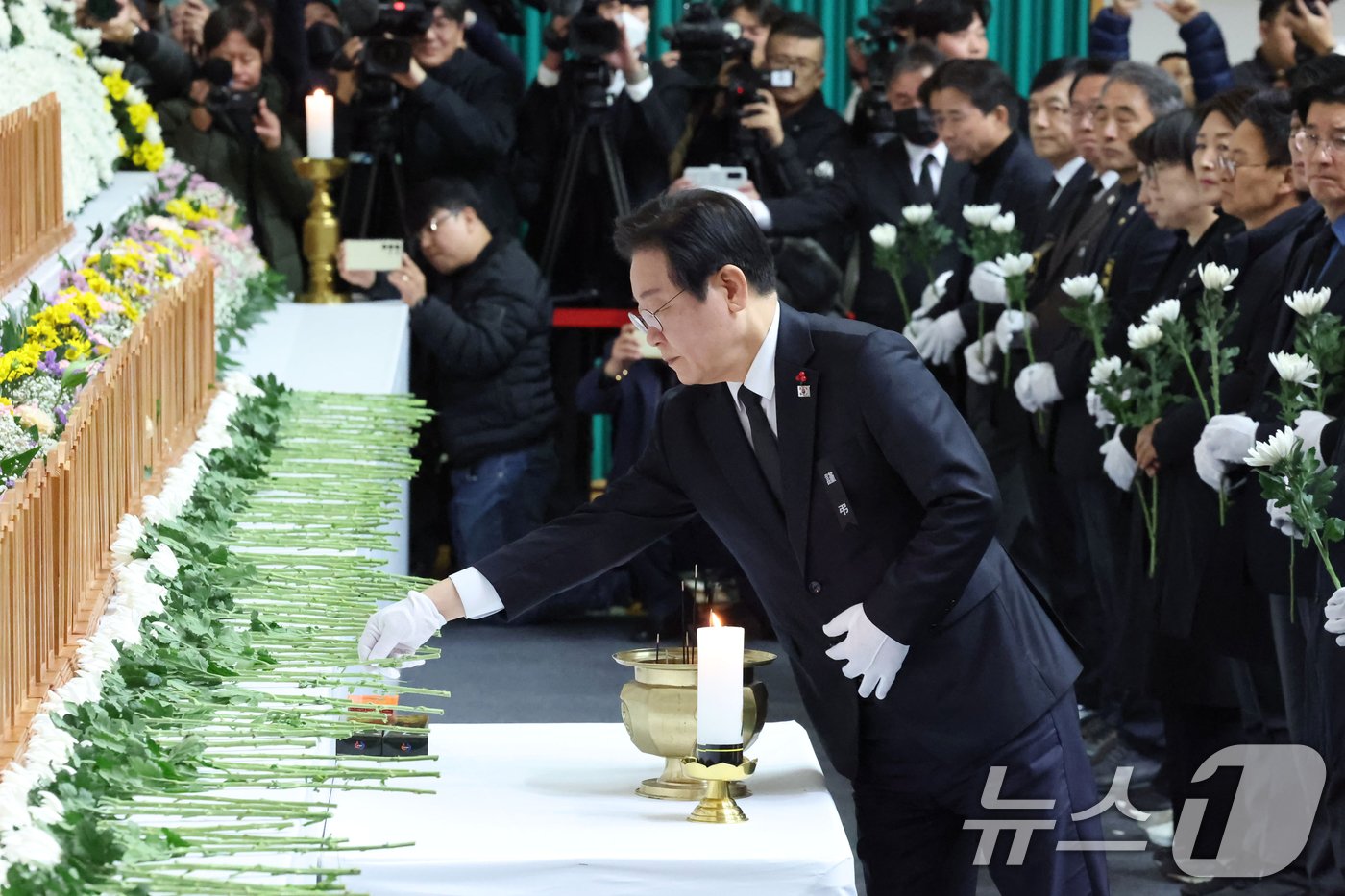 제주항공여객기참사 발생 이틀째인 30일 전남 무안 스포츠파크에 차려진 합동 분향소에서 이재명 더불어민주당 대표가 조문하고 있다. &#40;공동취재&#41; 2024.12.30/뉴스1 ⓒ News1 김민지 기자