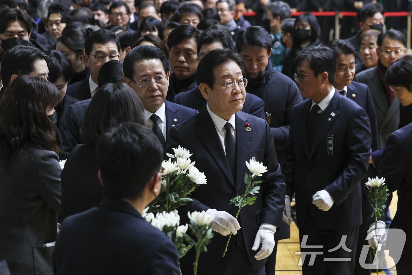 본문 이미지 - 이재명 더불어민주당 대표를 비롯한 당 지도부가 30일 전남 무안군 무안종합스포츠파크에 마련된 제주항공 여객기 사고 희생자 합동분향소에 조문을 하기 위해 들어서고 있다. &#40;공동취재&#41; 2024.12.30/뉴스1 ⓒ News1 김민지 기자