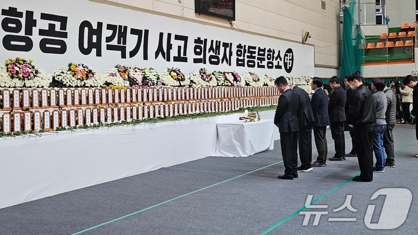 고준 AK홀딩스 대표이사와 채형석 애경그룹 총괄부회장, 김이배 제주항공 대표 등 제주항공 여객기 참사 관련자들이 30일 전남 무안에 마련된 희생자 합동분향소를 찾아 조문하고 있다. 2024.12.30/뉴스1 ⓒ News1 이수민 기자