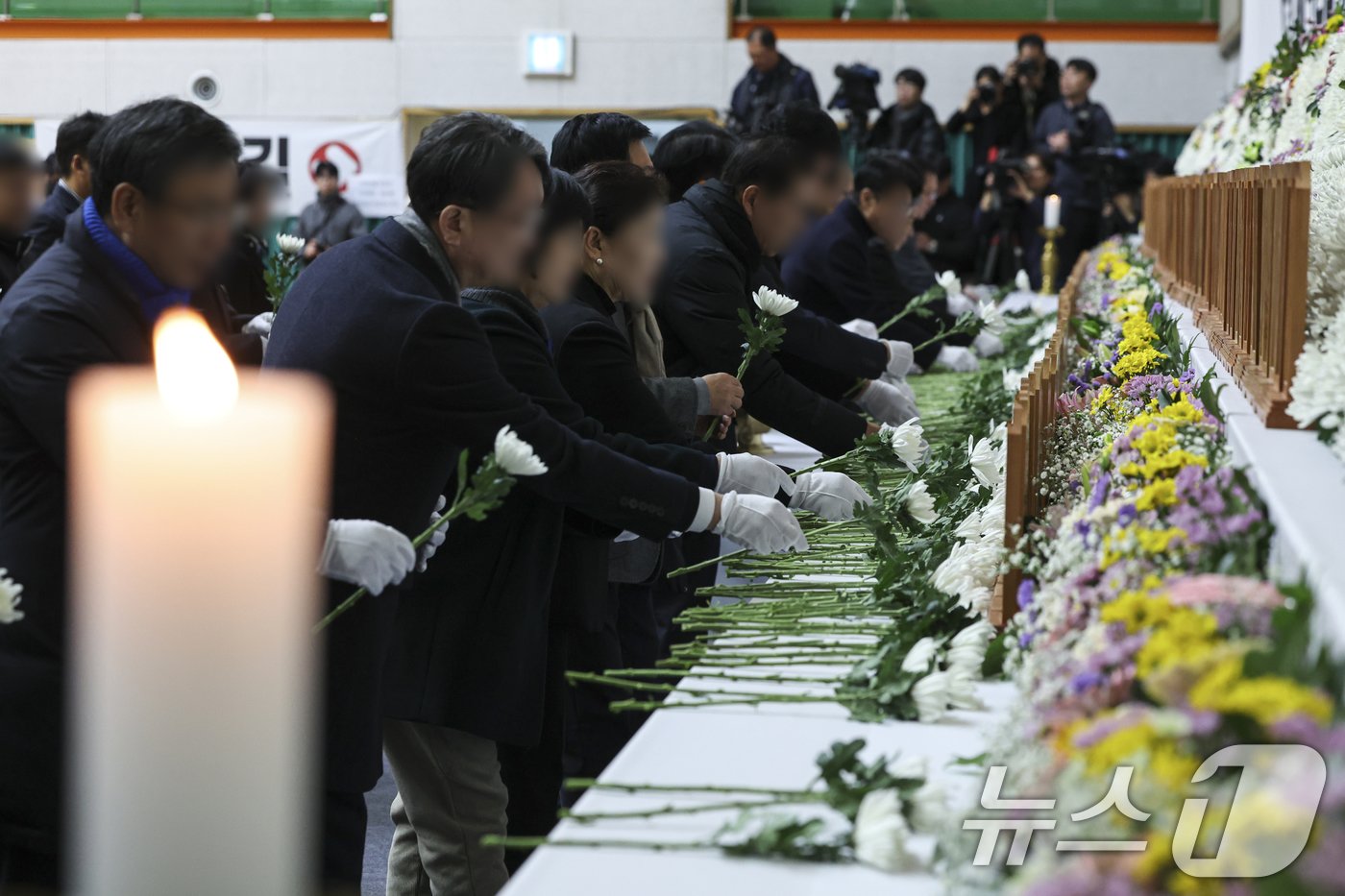 본문 이미지 - 30일 전남 무안군 무안종합스포츠파크에 마련된 제주항공 여객기 사고 희생자 합동분향소에서 추모객들이 조문을 하고 있다. &#40;공동취재&#41; 2024.12.30/뉴스1 ⓒ News1 김민지 기자