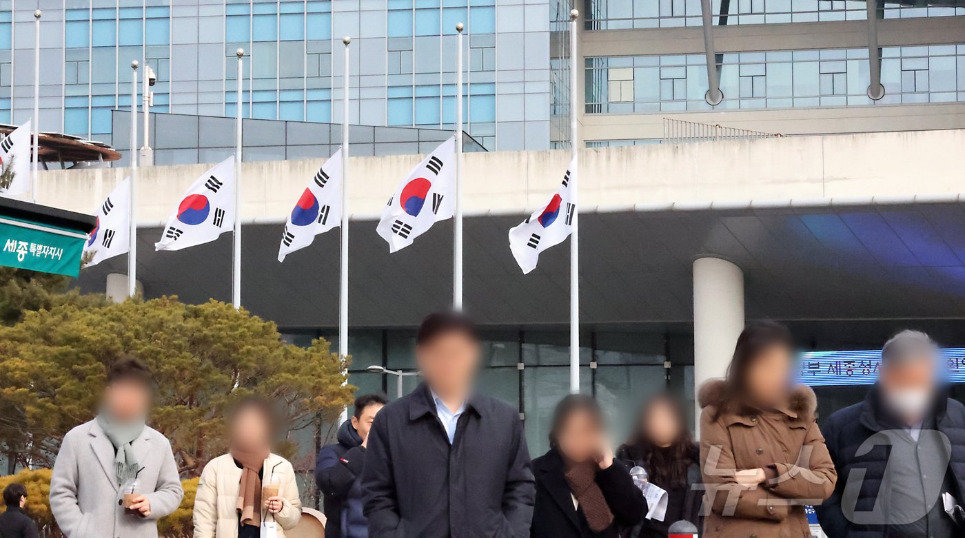 본문 이미지 - 30일 세종시 정부세종청사에 전남 무안국제공항에서 발생한 제주항공 사고 희생자를 애도하는 조기가 걸려 있다. 정부는 1월 4일까지 7일간의 국가애도기간에 전 부처와 지방자치단체 및 공공기관들이 조기를 게양하고, 공직자들은 애도 리본을 착용하게 되며 전국 17개 시도에 합동분향소를 운영한다고 밝혔다. 2024.12.30/뉴스1 ⓒ News1 김기남 기자