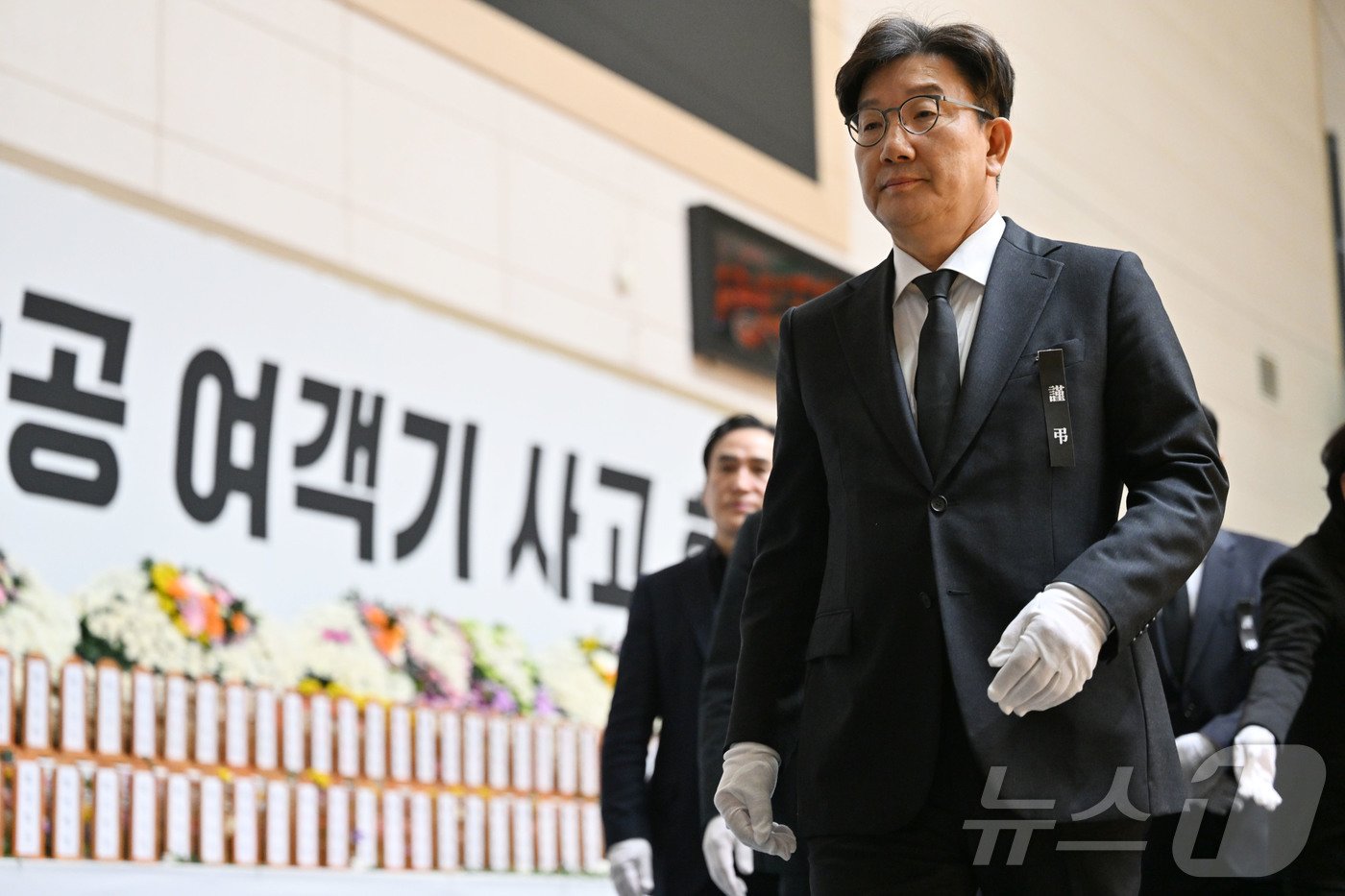 본문 이미지 - 권성동 국민의힘 당대표 권한대행 겸 원내대표가 30일 전남 무안군 무안종합스포츠파크에 마련된 제주항공 여객기 사고 희생자 합동분향소를 찾아 조문을 마치고 이동하고 있다. &#40;공동취재&#41; 2024.12.30/뉴스1 ⓒ News1 김민지 기자