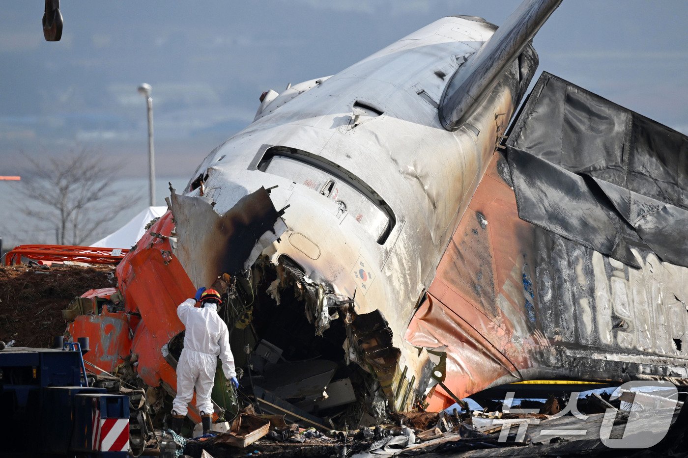 본문 이미지 - 30일 오전 전남 무안국제공항에서 소방대원들이 전날 발생한 제주항공 여객기 충돌 폭발 사고 잔해를 수색하고 있다. (공동취재) 2024.12.30/뉴스1 ⓒ News1 김성진 기자