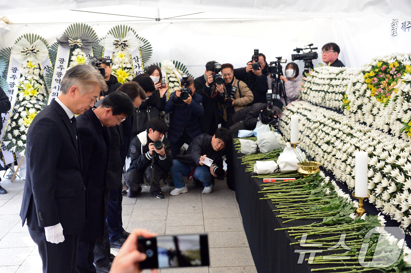 (광주=뉴스1) 이승현 기자 = 30일 광주 동구 5·18민주광장에 설치된 제주항공 여객기 참사 희생자 합동분향소에서 김이강 서구청장, 박병규 광산구청장, 임택 동구청장, 문인 북 …