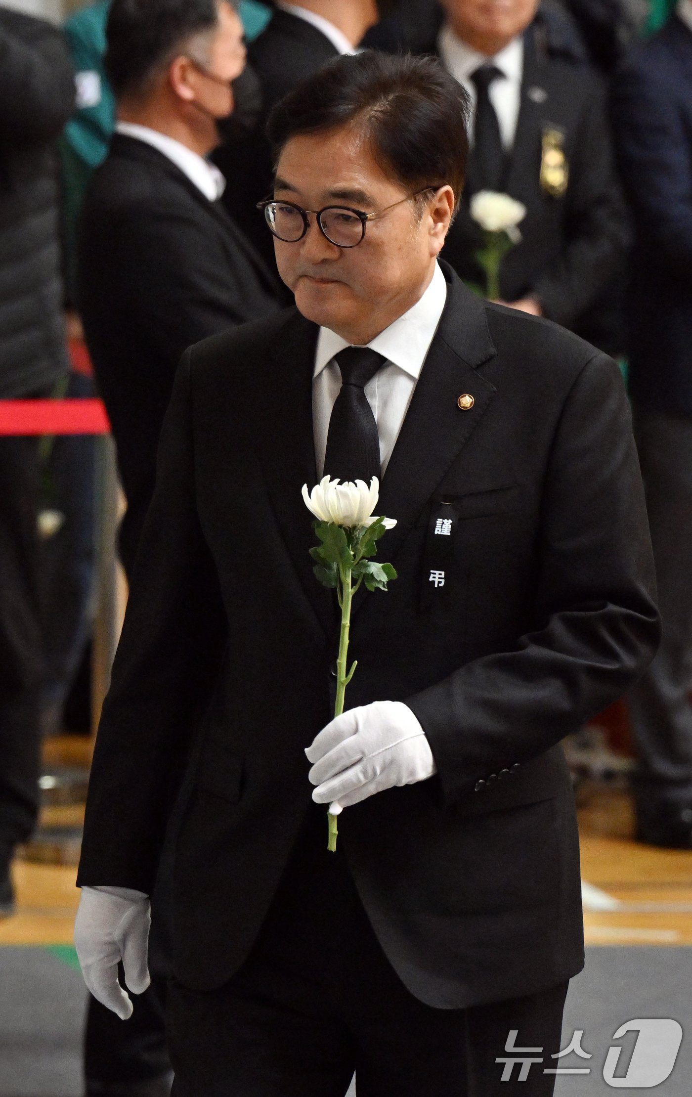 본문 이미지 - 우원식 국회의장이 30일 오후 전남 무안종합스포츠파크에 마련된 제주항공 여객기 사고 희생자 합동분향소에서 헌화하고 있다. 2024.12.30/뉴스1 ⓒ News1 김민지 기자