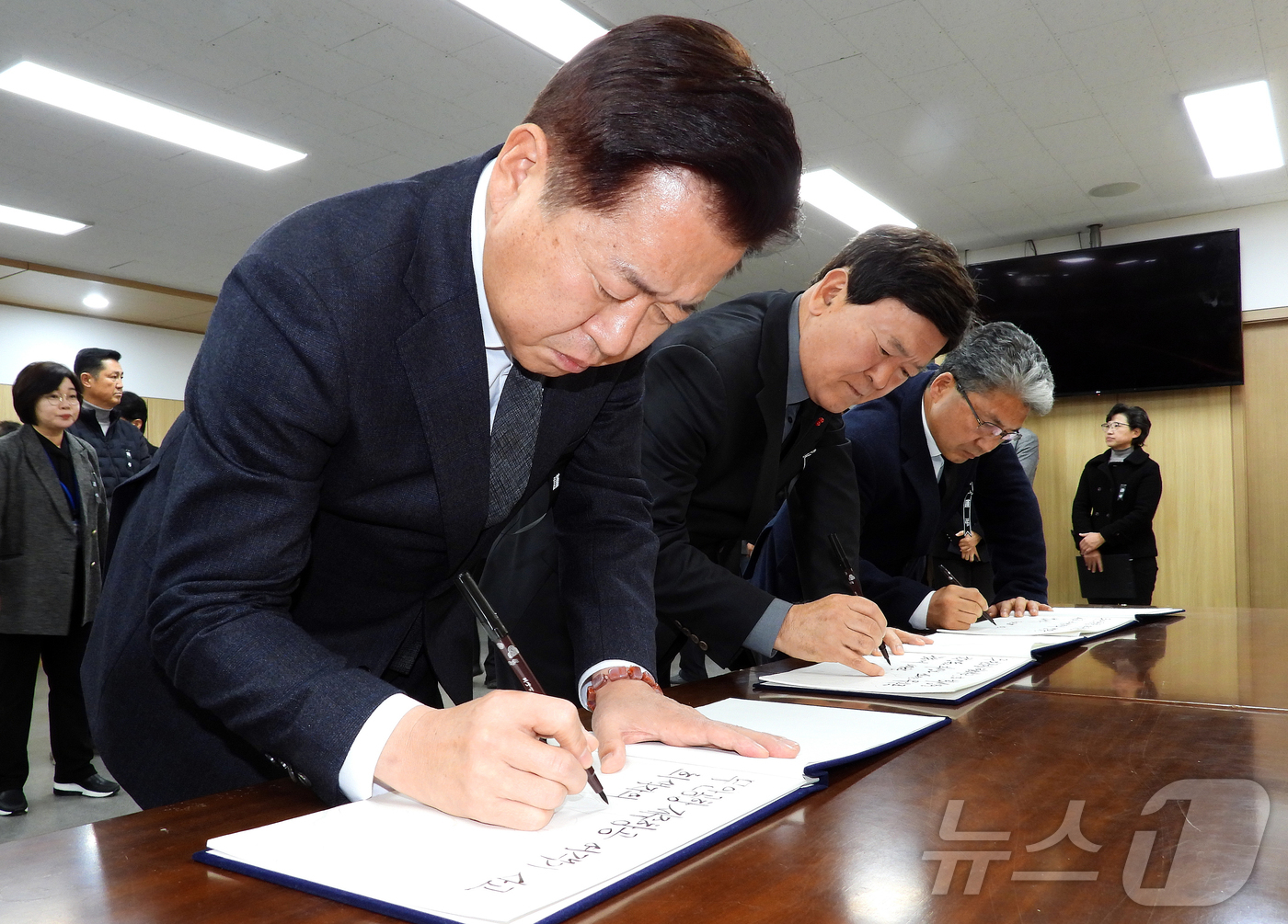 (제주=뉴스1) 오미란 기자 = 오영훈 제주특별자치도지사(왼쪽)가 30일 오후 제주특별자치도의회 의원회관 1층 대회의실에 마련된 \'무안공항 제주항공 여객기 사고 희생자 합동분향소 …