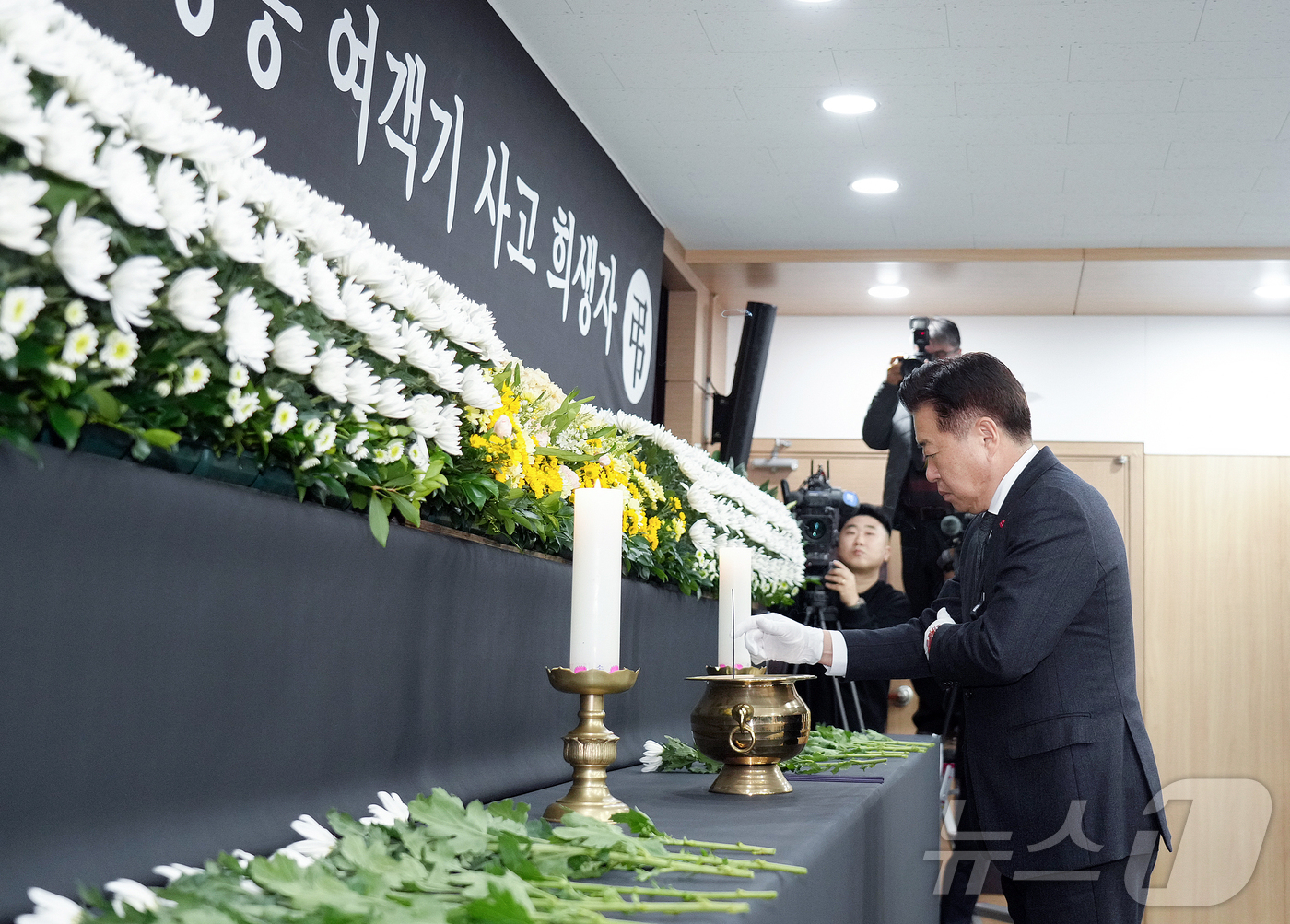 (제주=뉴스1) 오미란 기자 = 오영훈 제주특별자치도지사가 30일 오후 제주특별자치도의회 의원회관 1층 대회의실에 마련된 '무안공항 제주항공 여객기 사고 희생자 합동분향소'에서 분 …