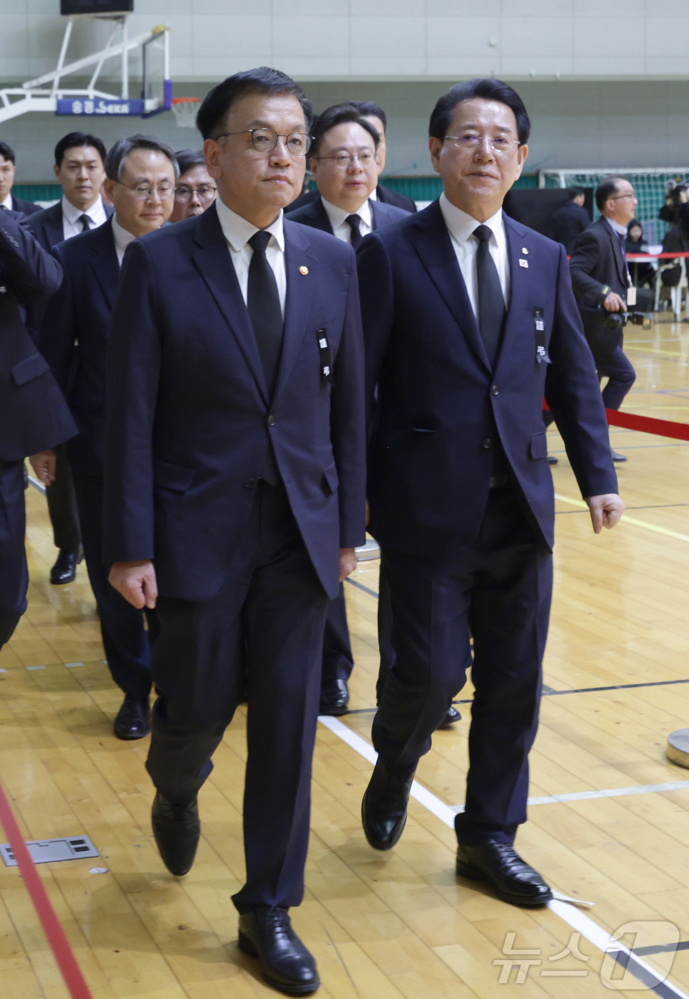 (무안=뉴스1) 김민지 기자 = 최상목 대통령 권한대행 부총리가 30일 오후 전남 무안종합스포츠파크에 마련된 제주항공 여객기 희생자 합동분향소에서 김영록 경남도지사와 조문하기 위해 …