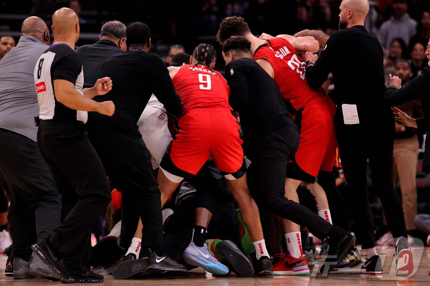 경기 도중 난투극을 펼치는 NBA 휴스턴과 마이애미. ⓒ 로이터=뉴스1