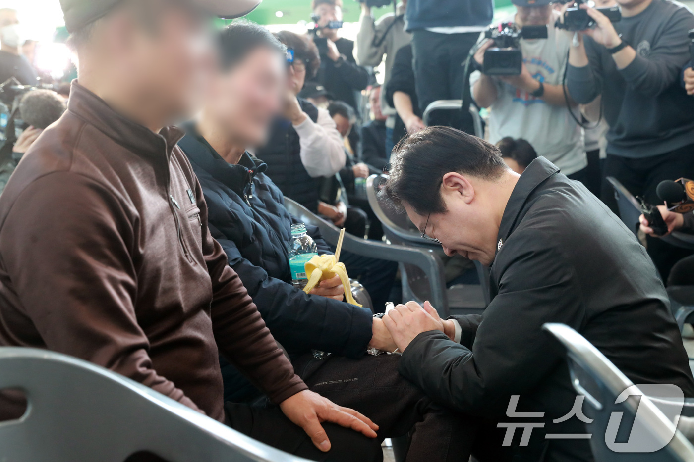 (무안=뉴스1) 김성진 기자 = 이재명 더불어민주당 대표가 30일 오후 전남 무안국제공항에서 제주항공 여객기 사고 희생자 유가족을 위로하고 있다. (공동취재) 2024.12.30/ …