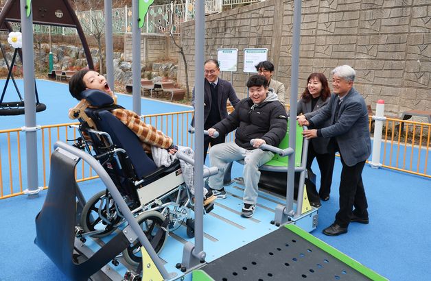 "휠체어 타고 놀아요" 대전해든학교 무장애 놀이터 준공