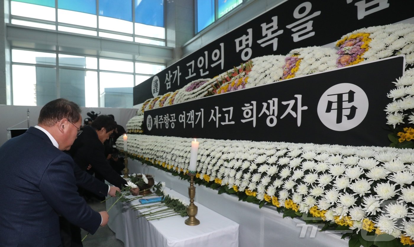 본문 이미지 - 30일 전북자치도 전주시 전북특별자치도청에 마련된 제주항공 여객기 사고 희생자 합동분향소를 찾은 조문객들이 헌화를 하고 있다. 2024.12.30/뉴스1 ⓒ News1 유경석 기자