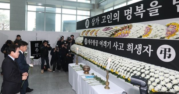 합동분향소 찾아 조문하는 김관영 도지사와 서거석 교육감