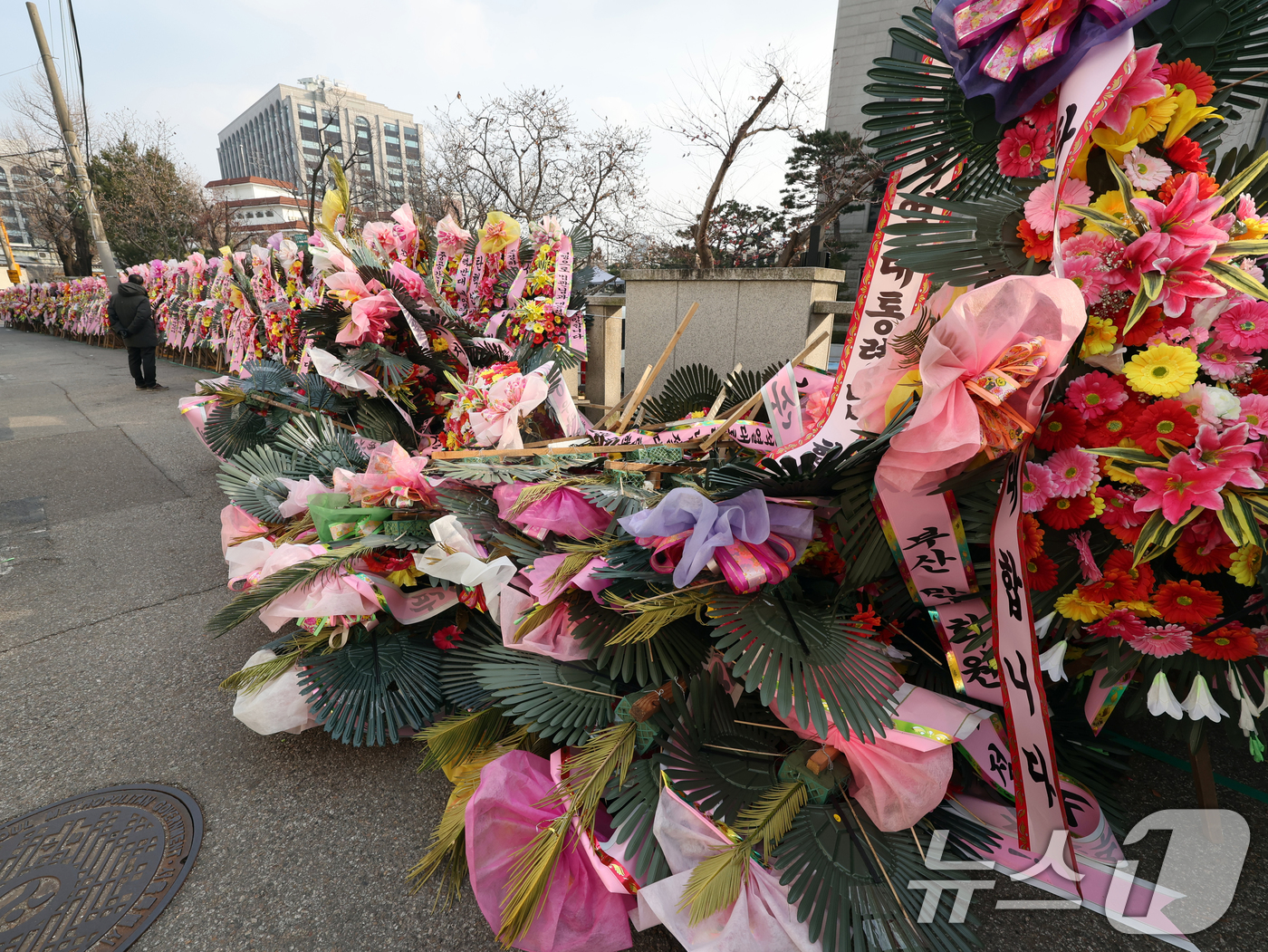 (서울=뉴스1) 황기선 기자 = 30일 오후 서울 종로구 헌법재판소 앞에 윤석열 대통령을 지지하는 응원화환이 쓰러져 있다. 2024.12.30/뉴스1