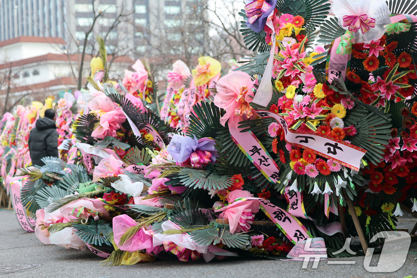 (서울=뉴스1) 황기선 기자 = 30일 오후 서울 종로구 헌법재판소 앞에 윤석열 대통령을 지지하는 응원화환이 쓰러져 있다. 2024.12.30/뉴스1