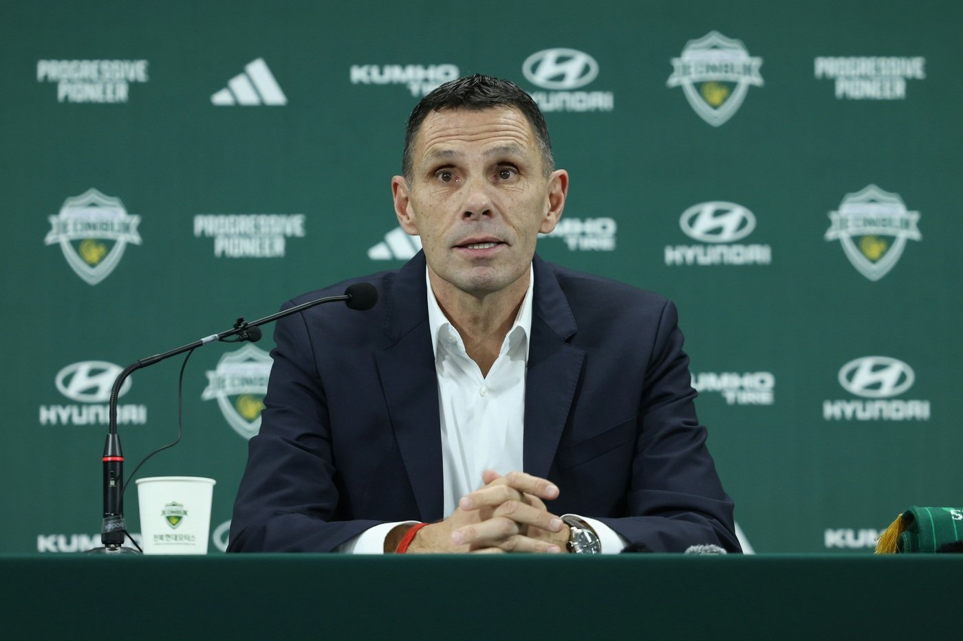 본문 이미지 - 거스 포옛 전북 현대 신임 감독이 30일 전주월드컵경기장에서 취임 기자회견을 가졌다. (전북 현대 제공)