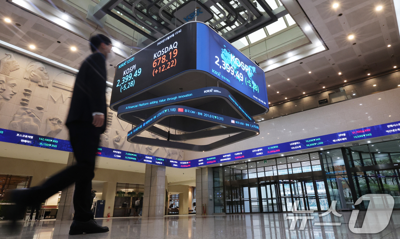 (서울=뉴스1) 송원영 기자 = 2024년 증시 폐장일인 30일 오후 서울 영등포구 여의도 한국거래소 전광판에 증시 종가가 표시되고 있다. 이날 코스피지수는 전 거래일 대비 5.2 …