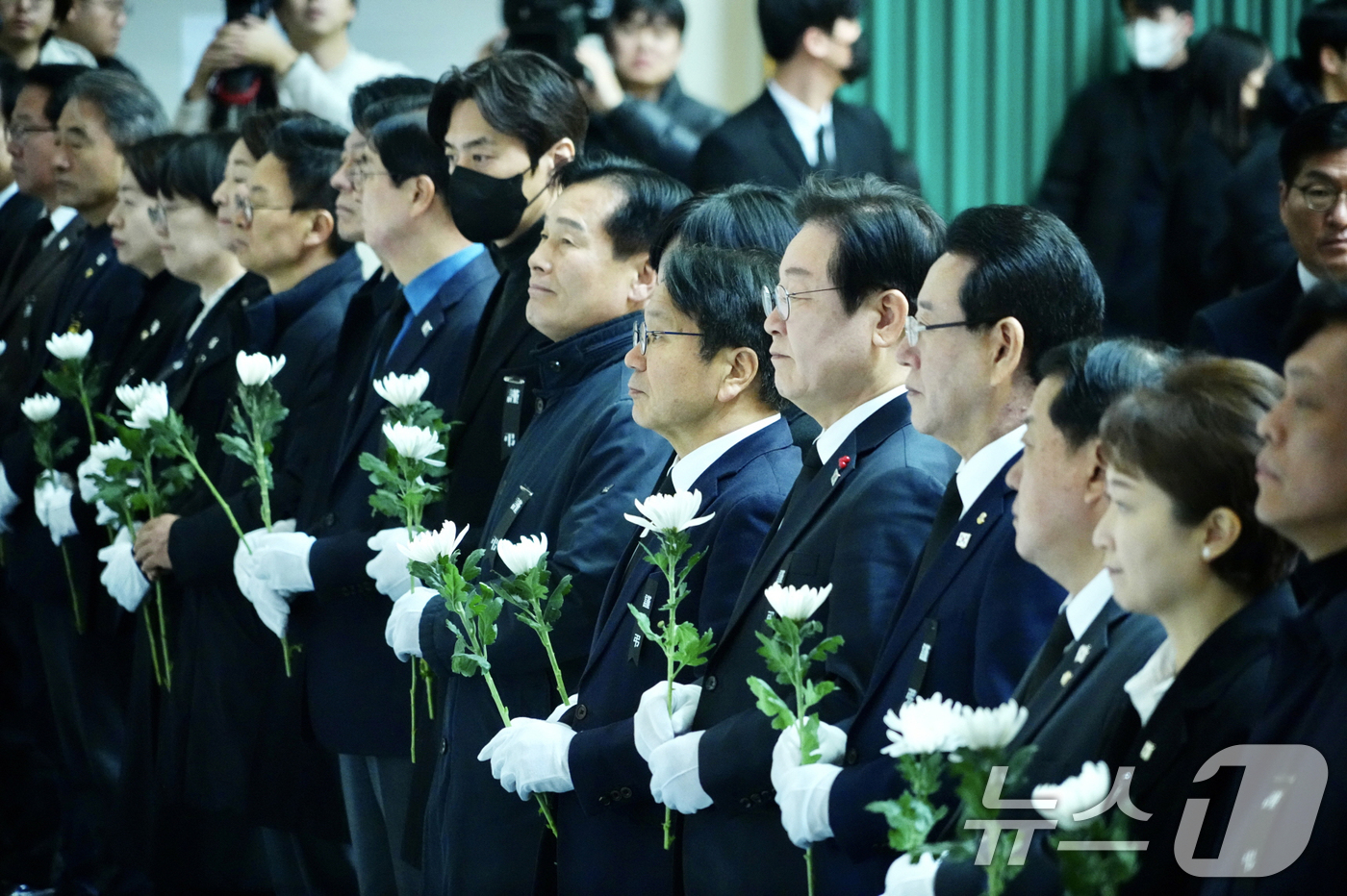 (광주=뉴스1) 박준배 기자 = 강기정 광주시장이 30일 오전 전남 무안군 무안종합스포츠파크에 마련된 ‘제주항공 여객기 참사 합동분향소’에서 이재명 더불어민주당 대표 등 민주당 지 …