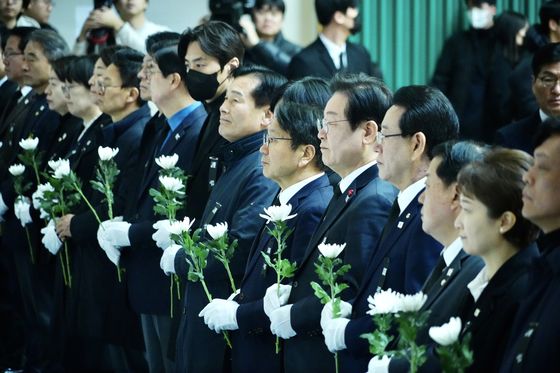 이틀 연속 '무안 참사 현장' 찾은 이재명…"제가 죄송하다"며 눈물(종합)