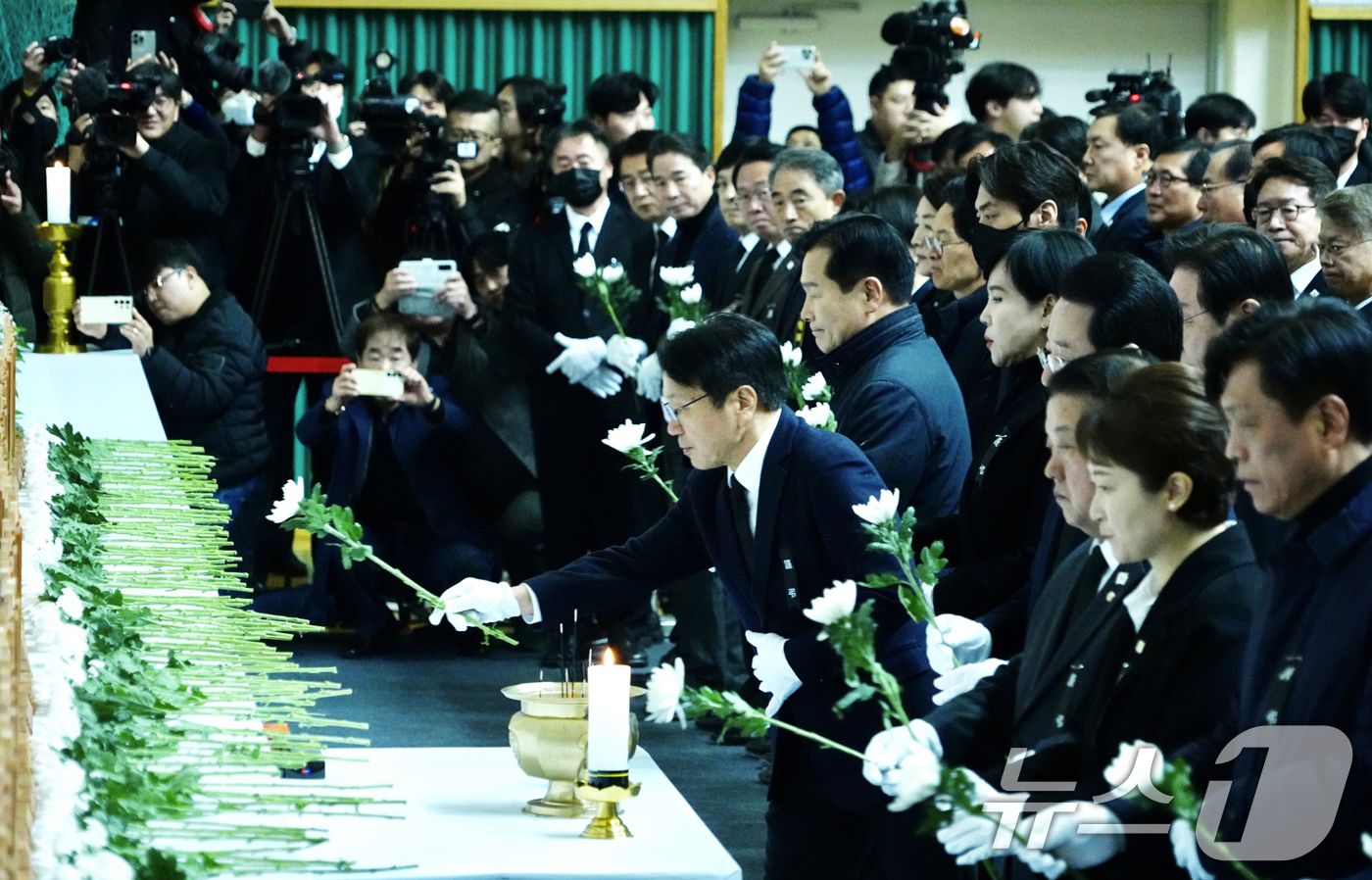 (광주=뉴스1) 박준배 기자 = 강기정 광주시장이 30일 오전 전남 무안군 무안종합스포츠파크에 마련된 ‘제주항공 여객기 참사 합동분향소’에서 이재명 더불어민주당 대표 등 민주당 지 …