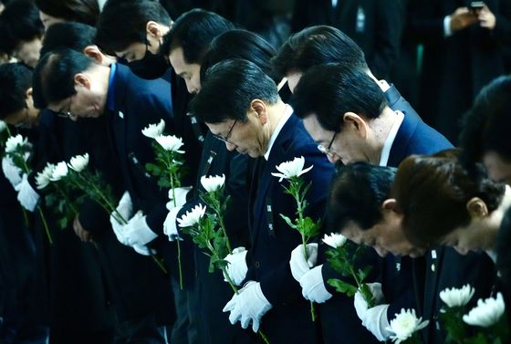 광주 합동분향소 2000명 추모 발걸음…강기정 "유가족 일대일 지원"