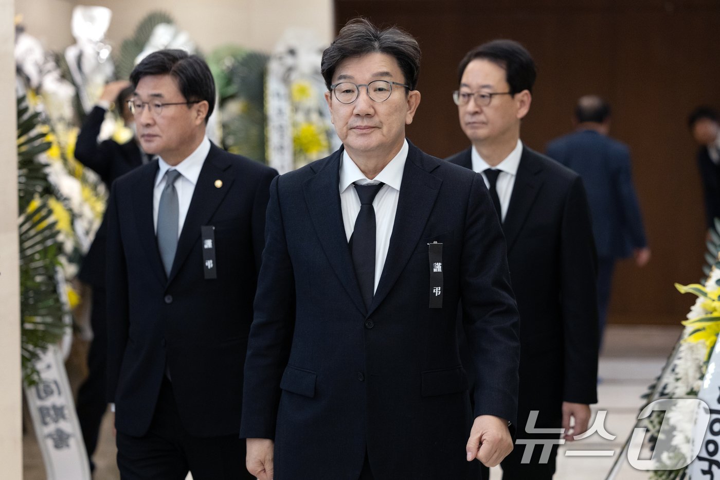 본문 이미지 - 권성동 국민의힘 대표 권한대행 겸 원내대표가 30일 오후 서울 서대문구 신촌 세브란스 병원에 마련된 故 김수한 前 국회의장 빈소를 찾아 조문을 위해 발걸음을 옮기고 있다. 2024.12.30/뉴스1 ⓒ News1 이승배 기자