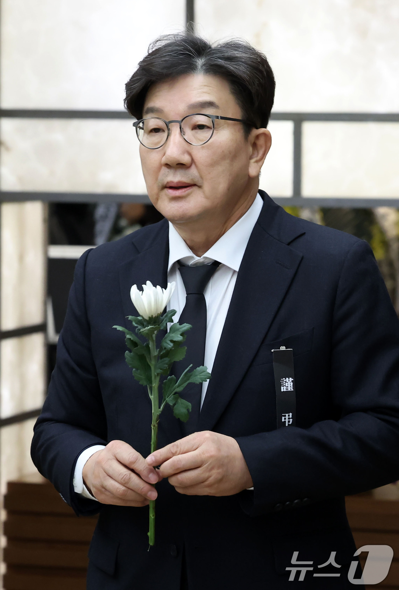 (서울=뉴스1) 이승배 기자 = 권성동 국민의힘 대표 권한대행 겸 원내대표가 30일 오후 서울 서대문구 신촌 세브란스 병원에 마련된 故 김수한 前 국회의장 빈소를 찾아 조문하고 있 …