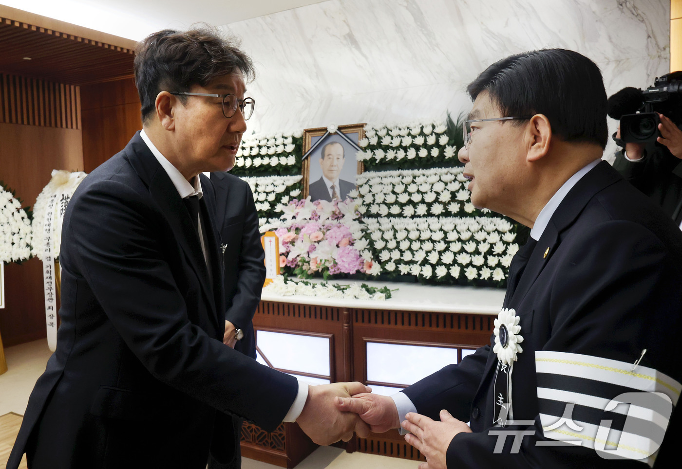 (서울=뉴스1) 이승배 기자 = 권성동 국민의힘 대표 권한대행 겸 원내대표가 30일 오후 서울 서대문구 신촌 세브란스 병원에 마련된 故 김수한 前 국회의장 빈소를 찾아 조문하고 있 …