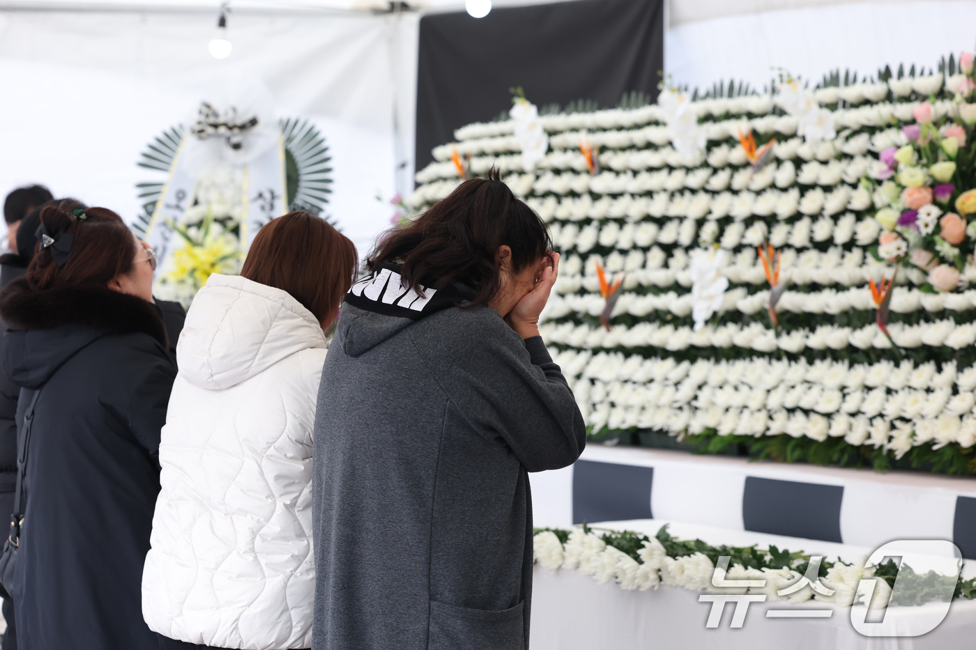 (오산=뉴스1) 김영운 기자 = 30일 오후 경기 오산시 오산시청 앞에 마련된 제주항공 여객기 사고 사망자 합동분향소에서 시민들이 조문을 하고 있다.시에 따르면 이번 참사로 숨진 …