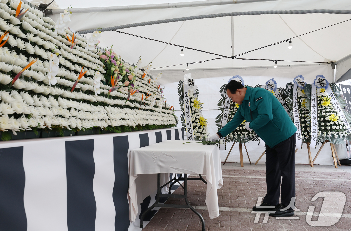 (오산=뉴스1) 김영운 기자 = 이권재 오산시장이 30일 오후 경기 오산시 오산시청 앞에 마련된 제주항공 여객기 사고 사망자 합동분향소에서 조문을 하고 있다.시에 따르면 이번 참사 …