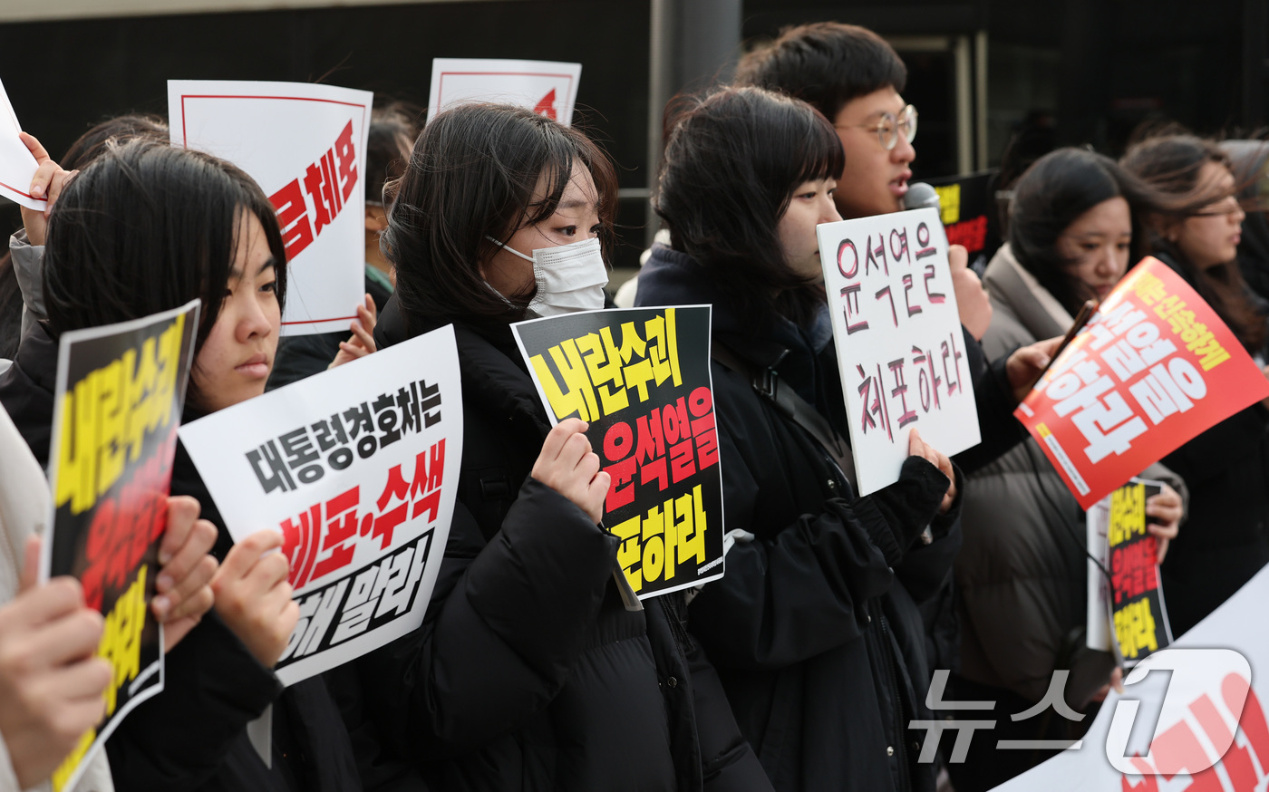 (서울=뉴스1) 박세연 기자 = 전국대학생시국회의 학생들이 30일 서울 용산구 윤석열 대통령 관저 앞에서 ‘윤석열 체포 촉구’ 기자회견을 하고 있다. 이날 '12·3 비상계엄 사태 …